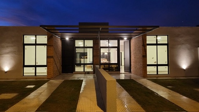 Frente iluminado de una vivienda CALA III en La Calandria