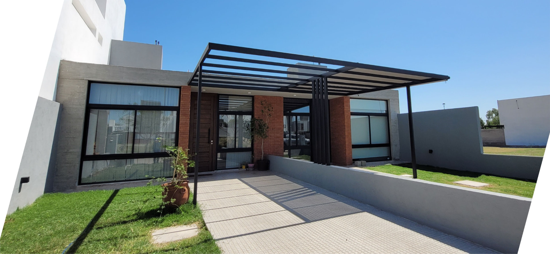 Frente de una vivienda CALA I en La Calandria